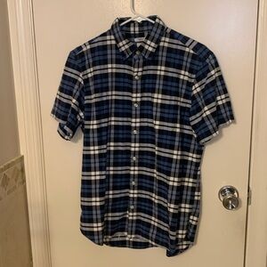 Men’s medium blue and white plaid short sleeve button down shirt from Gap.